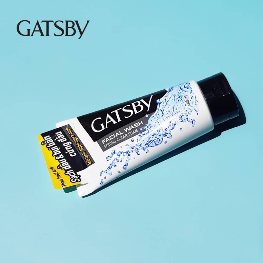 Sữa Rửa Mặt GATSBY Facial Wash Strong Clear Foam chứa than hoạt tính giúp loại bỏ lớp dầu bẩn và bã nhờn trên da mặt.