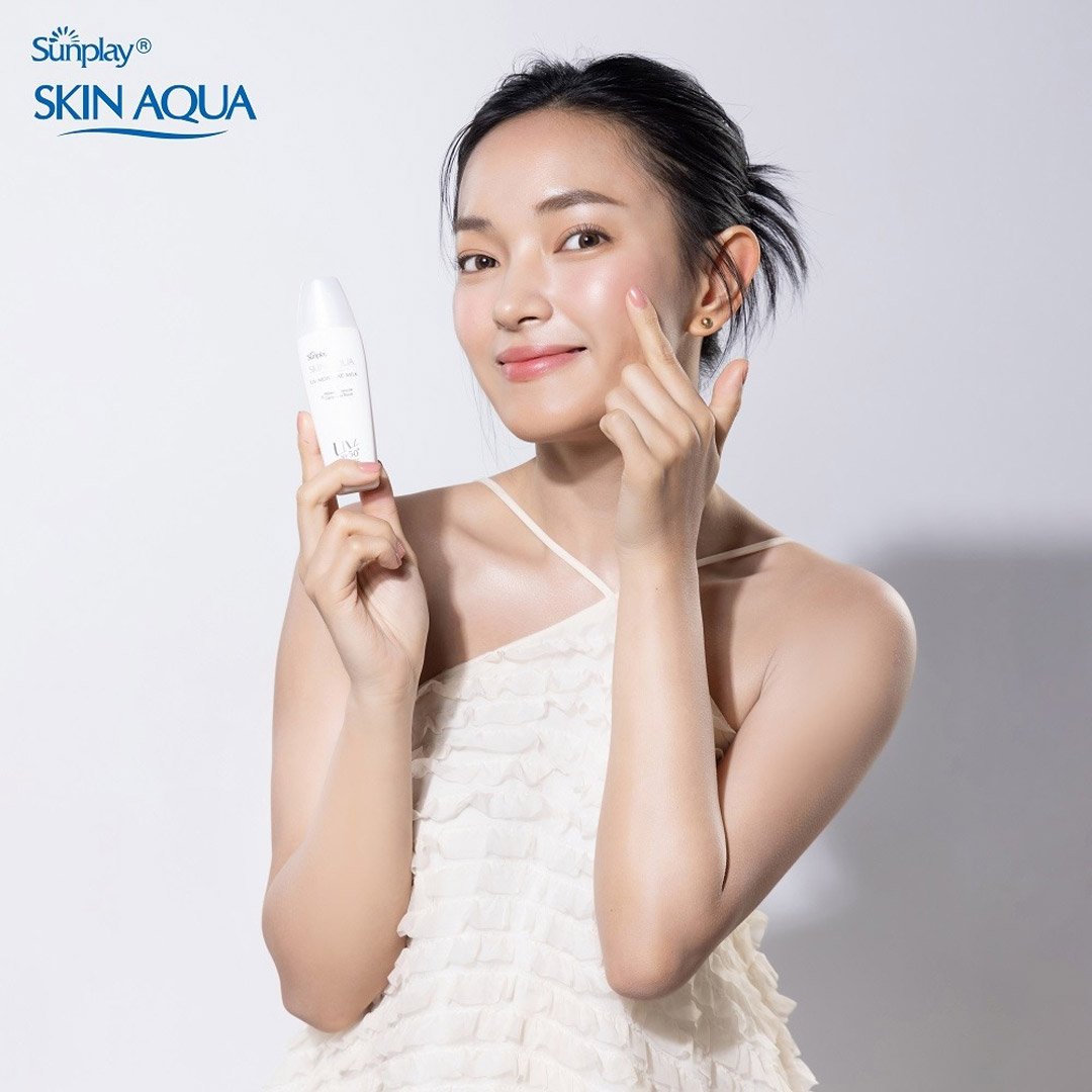 Sữa Chống Nắng Sunplay Skin Aqua UV Moisture Milk giúp cấp nước chuyên sâu, dưỡng da ẩm mượt, căng mướt.
